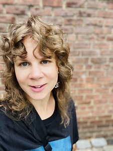 🌎 MRX Sweden Artist in Residence! For a month in July and August, MR had the pleasure of hosting Swedish dance artist Elinor Tollerz Bratteby @elinortb for a one-month residency at Movement Research. “The time in the studio at MR has given me peace of mind to deepen the materials I wanted to investigate. I have developed my project (working title) ‘and/and/and’. The practices and materials I have worked with explore acceleration in duration. Through them, the mentality and critical potential of