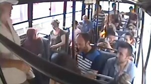 Mini etekli yolcuya tepki gösterdi otobüsü karakola çektirdi