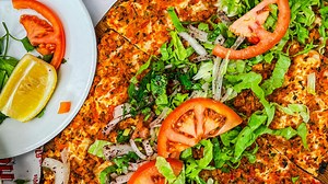 Cum sa prepari cea mai buna pizza turceasca. Reteta rapida de lahmacun, cel mai ravnit preparat inca de pe vremea otomanilor