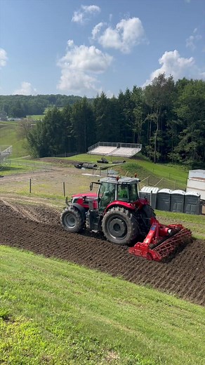 Getting race-ready for Pro Motocross is no joke! Hustling hard to make sure everything’s dialed in for August 12th at Unadilla MX. Buckle up, it’s gonna be a wild ride! See you there! #promotocross #unadillamx #round9 #ticketsinbio #Honda #ecklundfarm #andersonequipment #masseyferguson 🎥 LeBig | Unadilla Motocross