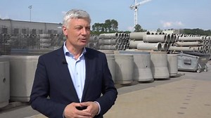 Mam Kallekwierk zu Conter huet et 1923 ugefaangen, haut ass dorauser d'" Contern S.A.Lëtzebuerger Beton" ginn. Ech hu mech op der Plaz, zesumme mat der Conterner Buergermeeschtesch iwwert d'Entwécklung an d'Problemer a Suergen vun dësem reng Lëtzebuerger Betrib informéiert. | Claude Wiseler