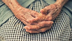 Ηλικιωμένη καταγγέλλει διακοπή της σύνταξης λόγω... λάθους: «Πώς θα περάσω το μήνα; Δεν έχω να φάω»