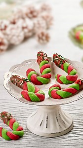 HO HO HO! 🎅🏻🎄 A Anne Collor traz essa receita perfeita para o Natal: Biscoito Bengalinha Natalina de massa amanteigada e super saborosa! Finalizadas com a Cobertura Selecta Supreme, trazendo o doce do chocolate na medida certa! Ingredientes 🍫 130 g de Manteiga sem sal 1 ovo 180 g de Açúcar refinado 320 g de Farinha de trigo 1 colher de sopa de Aroma de Baunilha Mix Corante Soft Gel nas Cores Verde e Vermelho Modo de Preparo 🍫 Misture a manteiga e o açúcar até formar um creme. Após, acrescen