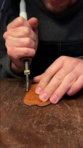The process of creasing edge to increase its stiffness.🔥#mirgoods #leathercraft #keyholder