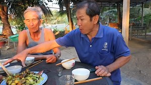 (Chú 5 Miền Tây) Bắt được con lươn bự cha Quyên làm mồi lai rai, dượng 6 bị ong đ.á.nh sưng hết trơn | Viet Han Couple한베커플