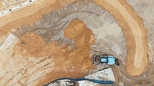 Matériel de construction sur un chantier : vidéo de stock (100 % libre de droit) 3988519031 | Shutterstock