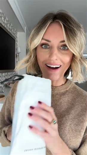 These fuzzy socks would make such a great gift! They are so soft!! And are at a great price point! SHOP HERE>>> https://liketk.it/4ZsSJ | Loverly Grey