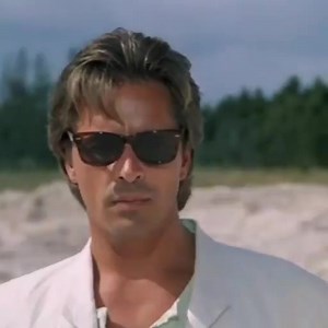 16 reactions | Classico Miame Vice (1984-1990) Miami Vice é uma série de televisão americana muito famosa na década de 1980. A série passa-se na cidade de Miami e gira em torno de dois policiais, interpretados pelos atores Don Johnson e Philip Michael Thomas. A série retrata o submundo dos cartéis, corrupção e tráfico de droga. A música tema da série (instrumental) foi criada por Jan Hammer. | Geração só80s | Facebook