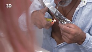 Portugal je prije 20-tak godina dekriminalizirao sve vrste droga. Konzumenti ne završavaju iza rešetaka, već na terapiji. Zatvor je rezerviran samo za dilere. Mnogi hvale portugalski model, tvrde da je opao broj žrtava droge, da se ovisnike konačno počelo doživljavati kao ljude kojima treba pomoć, a ne kao kriminalce. Ali to je samo jedna strana ove priče... | DW Bosna i Hercegovina