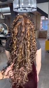 Oh hey Curl friend 👋 '🤳 The 90s are calling and we are here for it with these chunky highlights by @neon.niic at @springisinthehair. Here's the formula lowdown 👉 IGORA Royal 6-0 Dark Blonde Natural BLONDME Premium Lightener 9 with BLONDME Premium Developer 6% Toned with IGORA Royal 8-65 Light Blonde Chocolate Gold | Schwarzkopf Professional