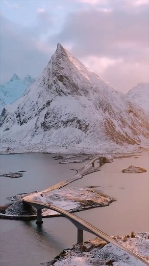 Join @damonbeckford on a mesmerizing journey across the Fredvang bridges in the enchanting Lofoten Islands. 🇳🇴 Designed by renowned architect Torkel Nordahl, these awe-inspiring bridges were intentionally crafted to blend seamlessly with the majestic mountains and rugged coastline. 🏔️ The unique design of the Fredvang bridges not only provides a practical connection between islands but also celebrates the harmony between human innovation and the untouched natural beauty of Lofoten. ✨ Have you