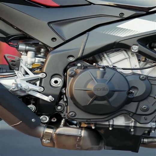 Aprilia Tuono V4 Factory 1100 to sportowy naked bike, który łączy mocny silnik V4 z precyzyjnym prowadzeniem i nowoczesną elektroniką. Agresywny wygląd i dynamiczne osiągi sprawiają, że jazda nim to czysta frajda zarówno na torze, jak i na drodze. #ApriliaPolska #ApriliaTuono #TuonoV4Factory #HyperNaked #Motorcycle #MotoPassion #RideFast #BikeLovers #AdrenalineRide #MotoAddict | Aprilia