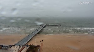 2.1K views · 18 reactions | Nad Polską nadal wieje. W #Kołobrzegu do silnego wiatru dołączyły opady #deszczu. Bądźcie ostrożni. ☔ ▶️ https://kolobrzeg.webcamera.pl/ #wiatr #pogoda #kamery #nażywo #nadMorzem #Bałtyk #molo | WebCamera.pl | Facebook