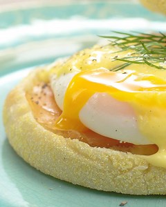 Wer von Euch liebt auch die berühmten Eggs Benedict 🙌? Wir zeigen Euch wie Ihr dafür Eier pochiert 🤗! Und so kriegt Ihr den Frühstücks-Klassiker ganz einfach hin 👉 » http://hellofr.sh/Qkj | HelloFresh