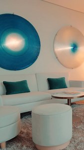 ✨ Einfach mal abschalten ✨ Unsere Suiten im SIDE Design Hotel Hamburg bieten den perfekten Rückzugsort für ein entspanntes Wochenende zu zweit. Stilvoller Komfort und modernes Design – für unvergessliche Momente mitten in der Stadt. 🛋️ Gönnen Sie sich eine Auszeit. #sidehamburg #designhotel #suiteescape #hamburglifestyle #weekendgetaway #luxuryvibes #auszeitzuzweit 📹@adrian.husmann | SIDE Design Hotel Hamburg