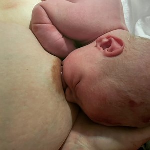Just look at this baby’s first latch 😳👌🏻see the movement in his jaw by his ear? That tells me he is moving his tongue and jaw efficiently to create good suction and effective removal of colostrum. If you listen closely you can even hear the occasional “keh” sounds that tells us he is swallowing! I know that this is not every new mothers latching experience. Some babes just won’t latch and others have a week suck, the list goes on. If you are struggling to get your baby to latch please reach o