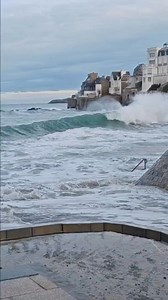 Vidéo prise il y a quelques jours à marée haute, près de la cale de Rochebonne 🌊 Là où l’eau revient sur elle-même, la vague repartante croise celle qui arrive et tout se brise en éclats. Un choc de mouvements, une lumière presque cristalline, et cette puissance marine qui impressionne toujours, même après tant d’années à l’observer. 👉 balademalouine.fr #SaintMalo #BaladeMalouine #Rochebonne #MaréeHaute #Vagues #Mer #Puissance #BeautéBrute #CôteDÉmeraude | Hugo Besnier - Balades Malouines