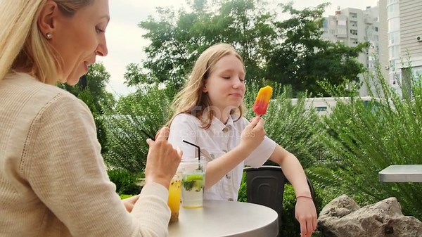 Mère et fille se font baiser dans un café du parc