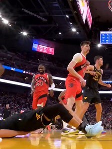 Steph suffered an injury after a HARD fall 😳 Steph will miss the rest of the game with a Pelvic contusion. | NBA Updates
