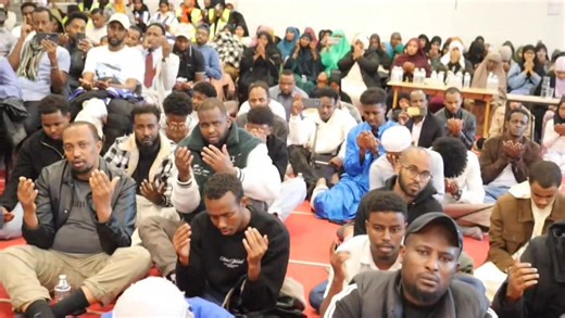 Waa duco uu Sheekh Xambali maalin dhaweyd ka duceeyay magaalada Mühlheim am Main. Muuqaalka waxaa duubay: Abdikarim Majaay | Somalis in Deutschland - Soomaalida Jarmalka