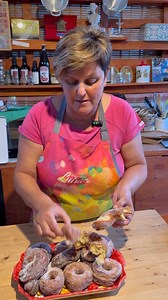 325K views · 3.1K reactions | Graffe e ciambelle pronte!!!!! Ricetta: 500 g di farina 00 80 g di zucchero, due uova, un cucchiaio di pasta di agrumi o limone e arancia grattugiata 70 g distrutto o burro 180 ml di latte tiepido, 10 g di lievito di birra il peso di ogni graffa 130 /150 g | Le ricette di Luisa | Facebook