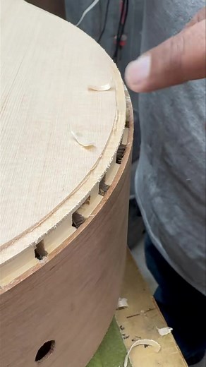 Mr.Salinas Cutting binding channels by hand. 💪💪🎯🎯 #MrandMrsSalinas #expertsinrepairsandrestorations #salinasguitarsandbajostouch #lifeofabajobuilder #gettingtheSalinasTouch #salinasguitarsandbajosextos | Salinas Guitars & Bajo Sextos