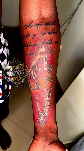 Coloured tattoo on darker skin: ideas to cover stretch marks
