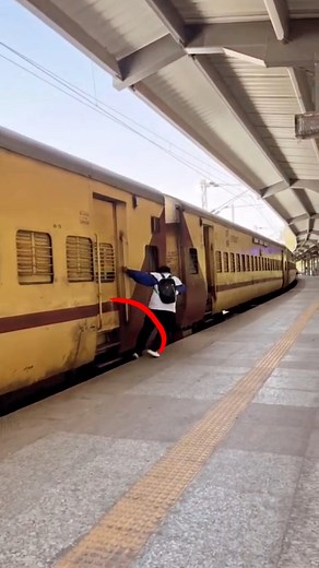 Indian Railway Very Dangerous railway Track 🛤️ ट्रेन को पकड़ने के लिए जान जोखिम मे ना डाले #train #indianrailway #Dangerous #wap7 #locomotive | Kajal Devi