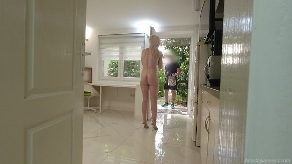 Conocí al repartidor desnudo. Mira lo que pasó. Broma. Entrega real.