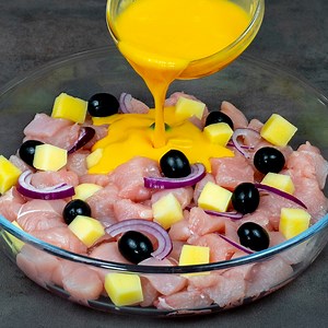 Slice cubes of chicken breast and potato. This pudding recipe will conquer you! Ingredients: chicken breast - 500 g (17.64 oz) salt - 10 g (0.35 oz) black pepper - 5 g (0.18 oz) sweet paprika - 5 g (0.18 oz) oil - 20 ml (0.7 fl oz) eggs - 5 pieces sour cream - 150 g (5.3 oz) salt - 5 g (0.18 oz) black pepper - 5 g (0.18 oz) potatoes - 200 g (7 oz) red onion - 100 g (3.5 oz) mozzarella - 150 g (5.3 oz) tomatoes - 100 g (3.5 oz) olives - 50 g (1.76 oz) parsley - 10 g (0.35 oz) Tray diameter 24 cm 