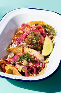 Aujourd’hui, on dej chez @fama.paris !🌺 La Fama, c’est de la street food mexicaine qui fait la part-belle aux produits frais et de saison, bio et/ou local. À la carte : des tacos bien gorditos revisités par José, des bowls préparés sous tes yeux, des burritos fraîchement roulés, des sourires, de la joie et de la bonne humeur, et même des mini churros pour les plus gourmand·e·s 🤤 Tu viens goûter amigo ? 🌮 📸 @eurydicecoffinier #streetfood #fama #food #groundcontrolparis #groundcontrol | Ground