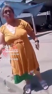 Mujer agrede a trabajadores de CFE que retiraban su servicio por falta de pago y sufre un accidente, usuarios dicen que es "karma instantáneo", el incidente fue grabado en el estado de Tabasco. #XHVF #Chiapas #1039fm #RadioVillaflores #Villaflores #fyp #viral #accidente #karma | Extremo Villaflores 103.9 FM