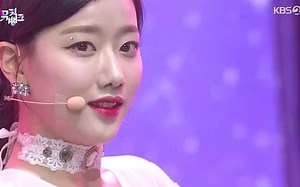 女团APRIL打歌现场唱新曲，纯白造型惊艳视觉！被成员迷住了