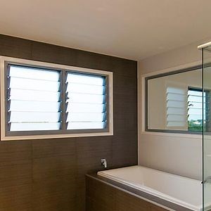 [Hot Item] Frosted Glass Blinds Window for Bathroom with Ventilation & Privacy Function