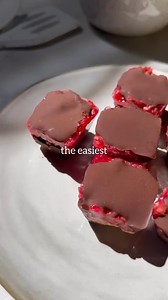 easy pb&j bites 🥜 🍫 ice cube trays are multifunctional 🤤 try these super easy pb&j bites that take less than 5 min to prepare and no measuring required 😍 Here are the dEATS: They’re vegan, gluten free, dairy free and kosher 👉Ingredients: > chocolate > peanut butter > peanuts > raspberries What you’ll wanna do: > melt the chocolate > line the ice cube tray with it on the bottom > add on top peanut butter > add peanuts on top > add mashed raspberries on top of that > drizzle with chocolate > 