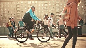 22 czerwca, niedziela XII Tydzień zwykły Dwunasta Niedziela zwykła Rok C, I Ewangelia (Łk 9, 18-24) Wyznanie wiary w Chrystusa i zapowiedź męki Słowa Ewangelii według Świętego Łukasza Gdy Jezus modlił się na osobności, a byli z Nim uczniowie, zwrócił się do nich z zapytaniem: «Za kogo uważają Mnie tłumy?» Oni odpowiedzieli: «Za Jana Chrzciciela; inni za Eliasza; jeszcze inni mówią, że któryś z dawnych proroków zmartwychwstał». Zapytał ich: «A wy za kogo Mnie uważacie?» Piotr odpowiedział: «Za Me