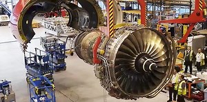 This is how engineers replace a five-tonne aircraft engine in 24 hours