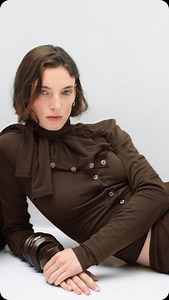 The Soeur wardrobe Soeur introduces its new Fall-Winter 2024 campaign. A visual manifesto that illustrates our taste for beautiful materials, pared-down structured cuts, interplays of colour and savoir-faire. Soeur présente sa nouvelle campagne Automne-Hiver 2024. Un manifeste visuel qui illustre notre goût des belles matières, des coupes à la structure épurée, des jeux de couleurs et du savoir-faire. DP @romainwygas Stylist @charlottecolletcollet Model @ansleygulielmi Hair @josephpujalte Make-u