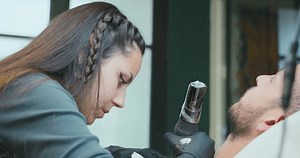 Young Female Tattoo Artist Tattooing Chest Stock-video (100 % royaltyfri) 1103532559 | Shutterstock