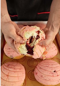 Concha rellena de mermelada de arándanos — receta fácil y deliciosa