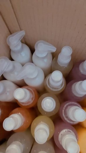 🩷UNE NOUVELLE MARQUE 🩷 Nous venons de réceptionner la commande d’une cliente qui souhaite créer sa marque blanche. Pour son projet elle nous a sélectionné comme son fournisseur principal pour la la fabrication de ses produits capillaires. Tout est presque bon elle n’aura plus qu’à coller son logo est ses étiquettes 😌🙏 Et toi qu’attends tu pour créer ta marque avec nous ? On s’occupe de tout ! 😍 Vous pouvez aussi acheter nos packs en gros sur notre site. Pour toute demande écrivez nous par m