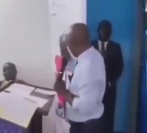 Blé Goudé Charles Officiel : 《 Quand tu te promène avec n'importe qui, n'importe quoi t'arrive. Moi je ne peux pas aller me mettre avec quelqu'un qui dis, venez on va enlever lui là, moi je ne fonctionne pas comme ça...enlever quelqu'un là c'est pas un programme. 》 MON COMMENTAIRE : C'EST AVEC QUI BLÉ GOUDÉ SE PROMENAIT DANS CE PAYS JUSQU'À CE QU'IL SE RETROUVE À LA CPI ? QUI À DIT DANS CE PAYS, VENEZ ON VA SE METTRE ENSEMBLE POUR ENLEVER OUATTARA AU POUVOIR ? BLÉ GOUDÉ N'A PAS DE CARTE DE MILIT