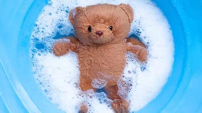 Soft Toys Washing Tips: टेडी बियर साफ करने का आसान तरीका / (How To Clean Soft Toys And Teddy Bear At Home) | how to clean soft toys at home | Herzindagi
