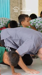 20 tahun lalu, bule mualaf Belanda, Pak Fetter, menjual perusahaannya di Belanda demi membangun rumah bagi anak-anak terlantar di Lombok. Beliau tidak tega melihat anak-anak yatim piatu dan korban kekerasan hidup di jalanan tanpa harapan. Kini, hampir 300 anak tinggal di rumah panti keluarga dengan kasih sayang ibu pengasuh dan pendidikan di Sekolah Peduli Anak. Namun, saat ini kami menghadapi masalah serius. Dana operasional untuk kehidupan sehari-hari dan sekolah sangat minim. Anak-anak ini be
