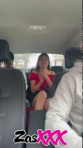 Une caméra cachée enregistre un jeune couple en train de baiser dans un taxi