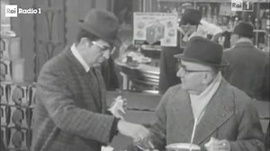 #23ottobre 1925 nasce il regista e attore Nanni Loy inventore di "Specchio segreto" del 1964: con la #candidcamera, usata per la prima volta, provoca reazioni esilaranti da parte delle ignare vittime e smaschera i tic e gli stereotipi degli italiani di quegli anni. #NanniLoy | Radio1 Rai