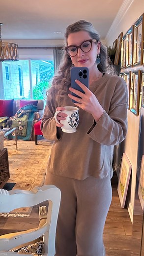 Up until two years ago, I drank to unwind and what I thought was decompressing… Little did I know that the wine was actually making my anxiety and brain fog even worse. What I do now👇🏻 🌅Step outside barefoot and watch the sunset- grounding my nervous system instead of numbing it. 🧁Bake a sweet & nourishing treat with my 4YO. ☕️Make a bone broth hot chocolate or sleepy mocktail- something to sip that still feels ritualistic. 🧖‍♀️Take a hot shower with eucalyptus and put on cozy lounge clothe