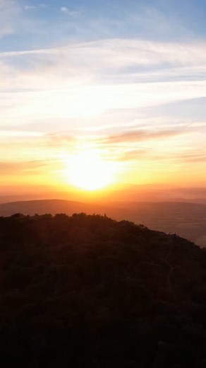 La balade des gens heureux 🤩 Quel spectacle ce matin pour les coureurs du 80K en arrivant au Mont Monnet ⛰️ La nature a offert un spectacle grandeur nature à nos coureurs ❤️ Ils ont vécu ce moment au son du djembé de nos bénévoles 🪘 Encore des images formidables de @cyclonvalleyeproduction et du drone de @didierfoux #trailrunning #pilatrail #instarunners #trailrunners #pilattourisme #pilatrail2025 #instarunning #naturelovers #mountainslovers #sunrise | PILATRAIL