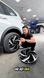 42K views · 306 reactions | [MẸO Ô TÔ] Anh em nào vẫn muốn giữ mâm zin Limo Green nhưng lại sợ phải đi nhặt mâm giữa đường? Chungauto Long Biên chỉ cho các bác mẹo này hay cực! #chungautolongbien #Vinfast #ChungAuto #doxechuyennghiep #LimoGreen | ChungAuto.vn Long Biên | Facebook