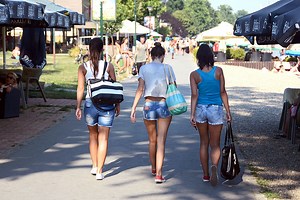 DECA VAM SE ŠMINKAJU, PA SE POSLE PITAJU ZAŠTO SU SILOVANA?! Žene su napravile FORUM gde pljuju mlađe DEVOJČICE